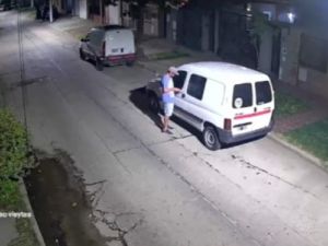 Intentó robar la batería de una camioneta: no pudo y terminó llevándose el estéreo