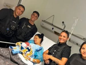 Policías asistieron un parto dentro de un vehículo