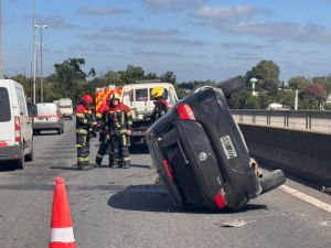 Fuerte siniestro vial: un auto chocó contra el guardarraíl y volcó
