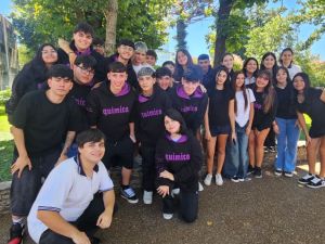 Juntaron dinero y le regalaron el buzo de egresados a tres compañeros que no podían pagarlo