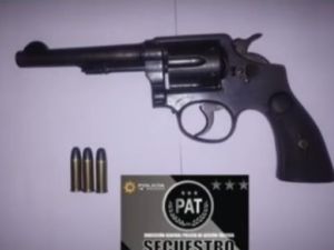 Un delincuente amenazó con un arma al dueño de un minimarket y lo inmovilizó con precintos