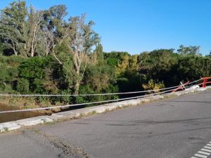 Hallaron el camión que cayó al río Carcarañá y preparan el operativo de extracción