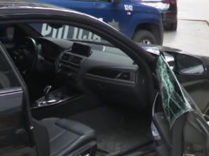 Rompieron el vidrio de un auto para robar un maletín, huyeron y chocaron contra un peatón