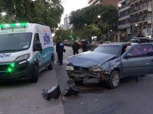 Un taxi con pasajeros chocó contra un auto: no hay heridos de gravedad