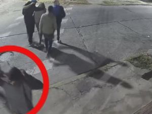 Destruyeron una cámara de seguridad y quedaron filmados