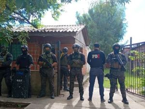 Incautaron casi dos kilos de cocaína y detuvieron a ocho personas en múltiples allanamientos