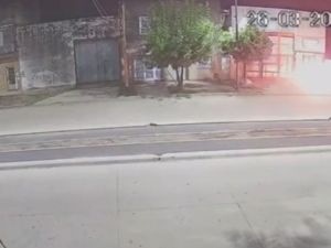 Ataque incendiario: dos jóvenes prendieron fuego el frente de un lubricentro