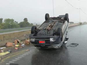 Un auto volcó en Circunvalación: sin heridos de gravedad