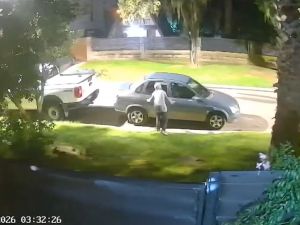 Encontró un auto sin llave y se llevó dinero, documentación y una tarjeta de débito