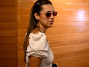 Agostina Páez regresa al país tras pagar fianza