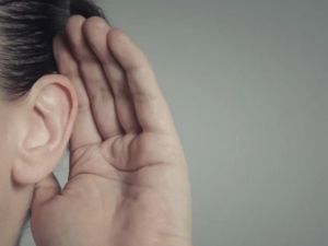 Más de mil millones de jóvenes están en riesgo de daño auditivo por el uso de auriculares