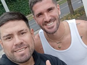 Selfie y propina generosa: el encuentro de un repartidor con Rodrigo De Paul en Boulogne