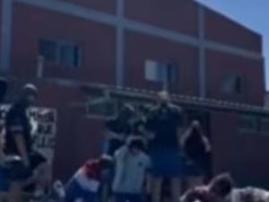 Polémica en El Palomar: alumnos simularon fusilamiento en acto escolar