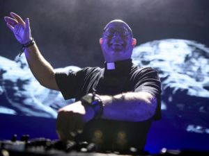 Un sacerdote DJ llega a Plaza de Mayo con un show gratuito en homenaje al Papa Francisco