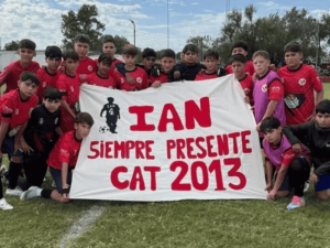 San Cristóbal: emotivo homenaje del Club Independiente a Ian Cabrera, el adolescente asesinado en su escuela