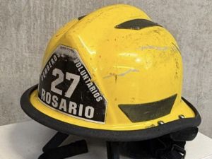 Salta 2141: subasta solidaria de 22 cascos de bomberos intervenidos por artistas superó los $2 millones
