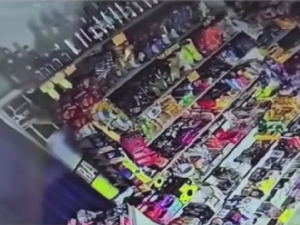 Robó en el minimarket, lo atraparon en un contenedor de basura