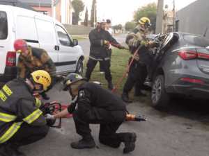 Bomberos rescatan a dos personas atrapadas tras fuerte choque