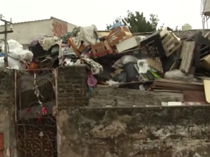 Retiran más de cinco camiones de basura de la casa de un acumulador compulsivo