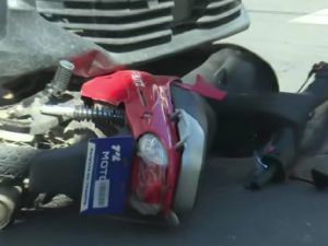 Grave accidente en el centro de Rosario: choque entre un utilitario y una moto