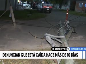 Vecinos de Deán Funes al 7100 reclaman por una columna caída que bloquea la calle desde hace más de una semana