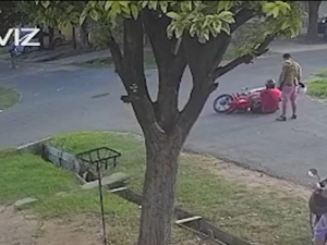 Choque entre moto y camioneta en Servando Bayo y Cochabamba: un herido