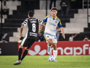 Central dio el golpe en Paraguay: venció a Libertad y se acomoda en la Copa