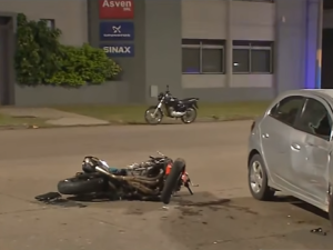 Fuerte choque entre un auto y una moto