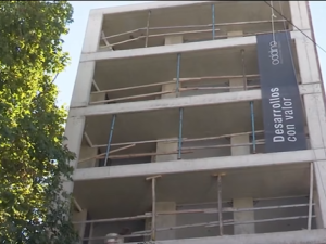 Continúa grave el obrero que cayó de un tercer piso