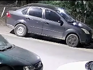 El ladrón de las baterías: revisó varios autos y ejecutó el robo