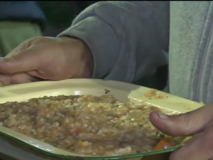 Nueve años ayudando a los que más necesitan: Manos Solidarias festejó su aniversario repartiendo comida y frazadas