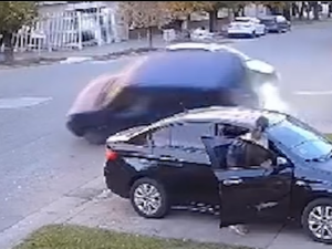 Milagro en Arroyo Seco: un auto hizo de escudo y salvó a un padre y su hija