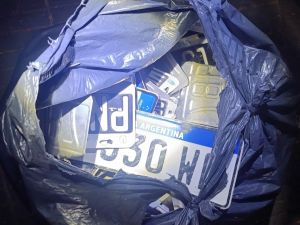 Detuvieron a un joven con más de 30 patentes robadas en una bolsa
