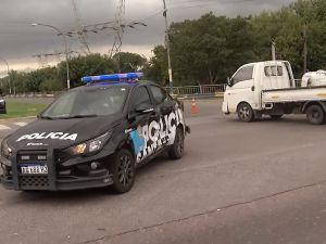 Choque entre un patrullero y una camioneta en Avellaneda y Uriburu