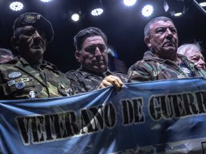 Vigilia por Malvinas: a 44 años de la guerra, el homenaje a los héroes en el Monumento a la Bandera