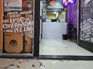 Rompieron la vidriera de un local de empanadas: se llevaron dinero, un celular y mercadería