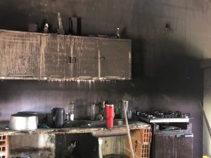 Un voraz incendio dejó a una familia de nueve integrantes sin hogar