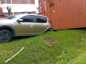 Puente Gallego: un camión volcó sobre un auto estacionado