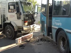 Fuerte choque entre un colectivo y un camión: pasajeros heridos y demoras en el tránsito