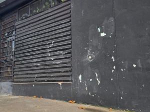 Balearon un comercio en zona sur: el frente recibió al menos 14 disparos