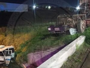 Impactante choque en la autopista a Santa Fe: un camión cayó desde un puente