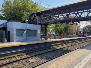 Una adolescente de 15 años dio a luz con ayuda de ChatGPT y entregó a la bebé en una estación de tren