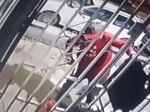 Robó a través de una reja usando un fierro como caña de pescar