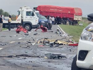 Fuerte choque entre camiones: el helicóptero sanitario trasladó a un herido