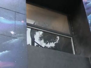 Robó en una hamburguesería tras ingresar por una pequeña ventana