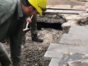 Reparan la peatonal Córdoba tras retirar el camión que provocó el hundimiento