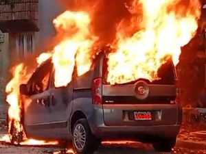 Se incendió su auto a minutos de estacionarlo: investigan las causas