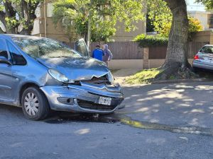 Fuerte siniestro vial: un auto terminó sobre la vereda tras el impacto