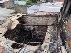 Voraz incendio en una vivienda de barrio La Cerámica
