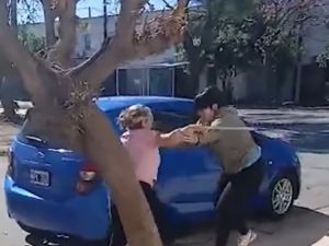 Escalada de violencia entre vecinas: terminó en una brutal pelea a escobazos